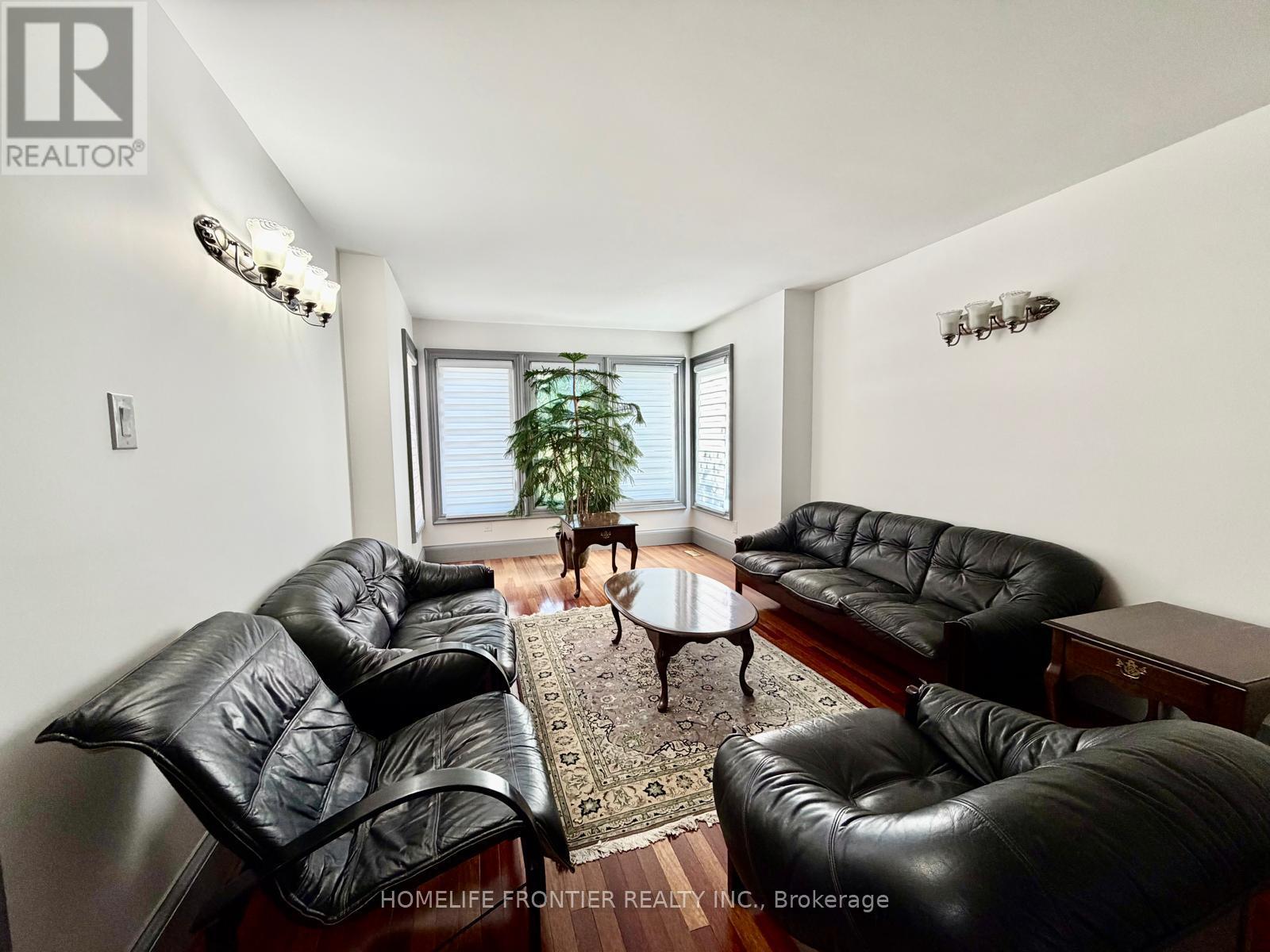 20 Bridewell Crescent, Richmond Hill, ON photo 4