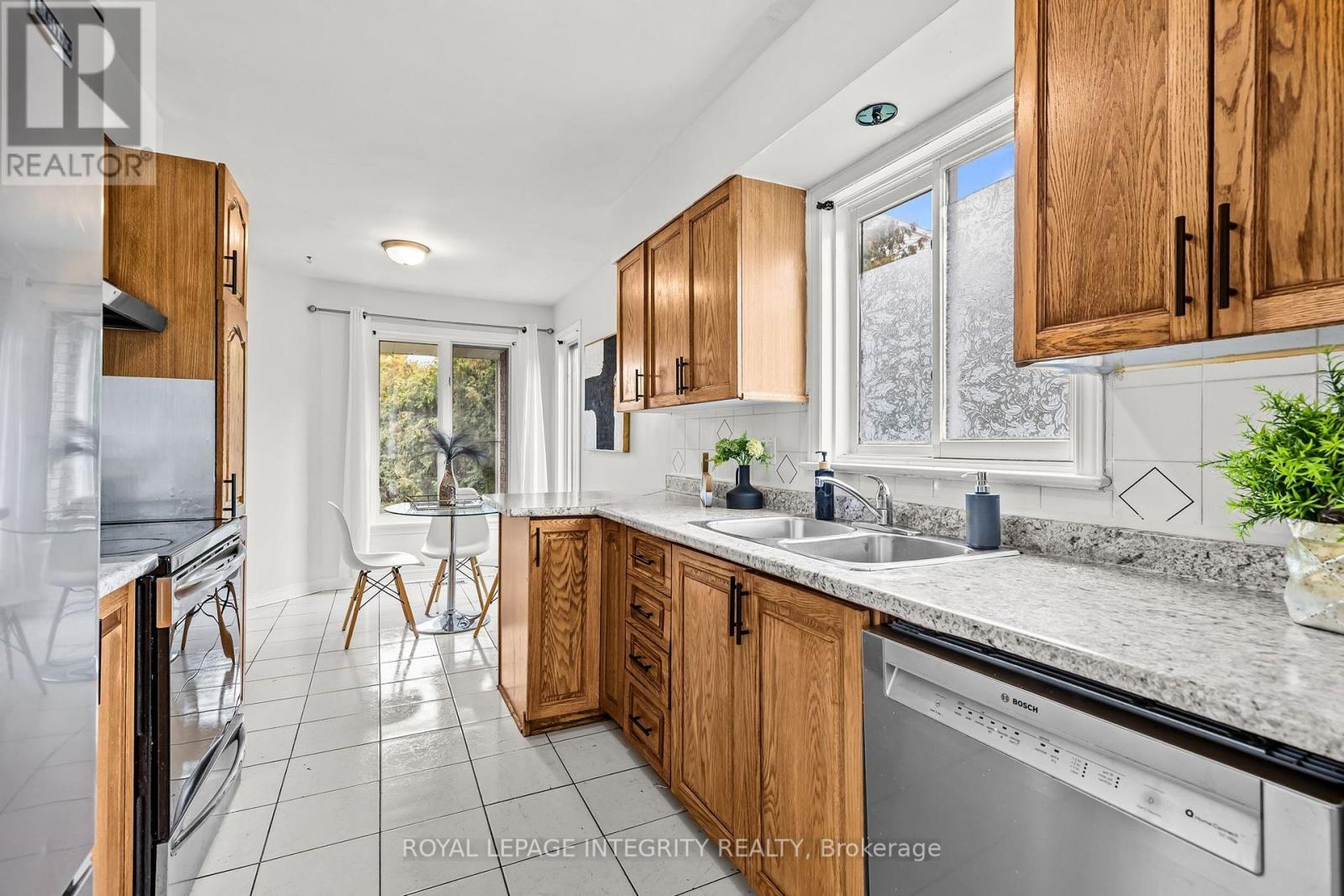 26 ASTORIA CRESCENT - 15