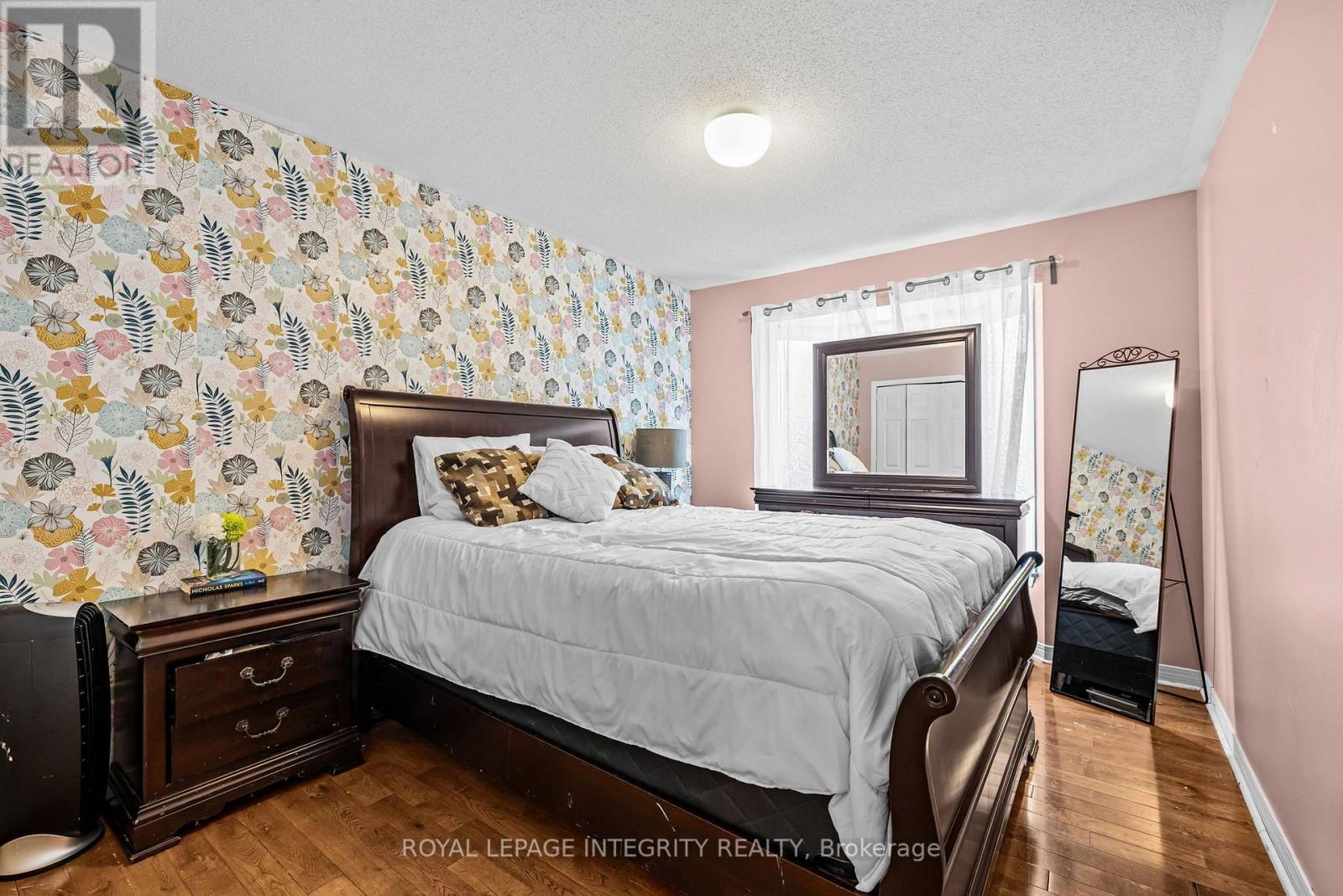 26 ASTORIA CRESCENT - 24