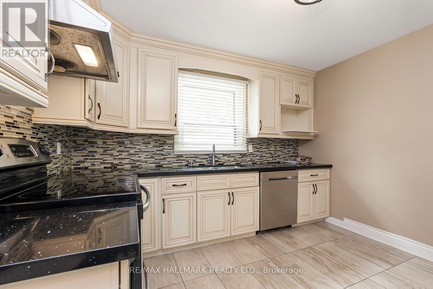 245 Elmwood Avenue, Richmond Hill, ON photo 3
