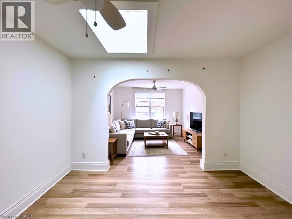 961 King Street East — photo 4