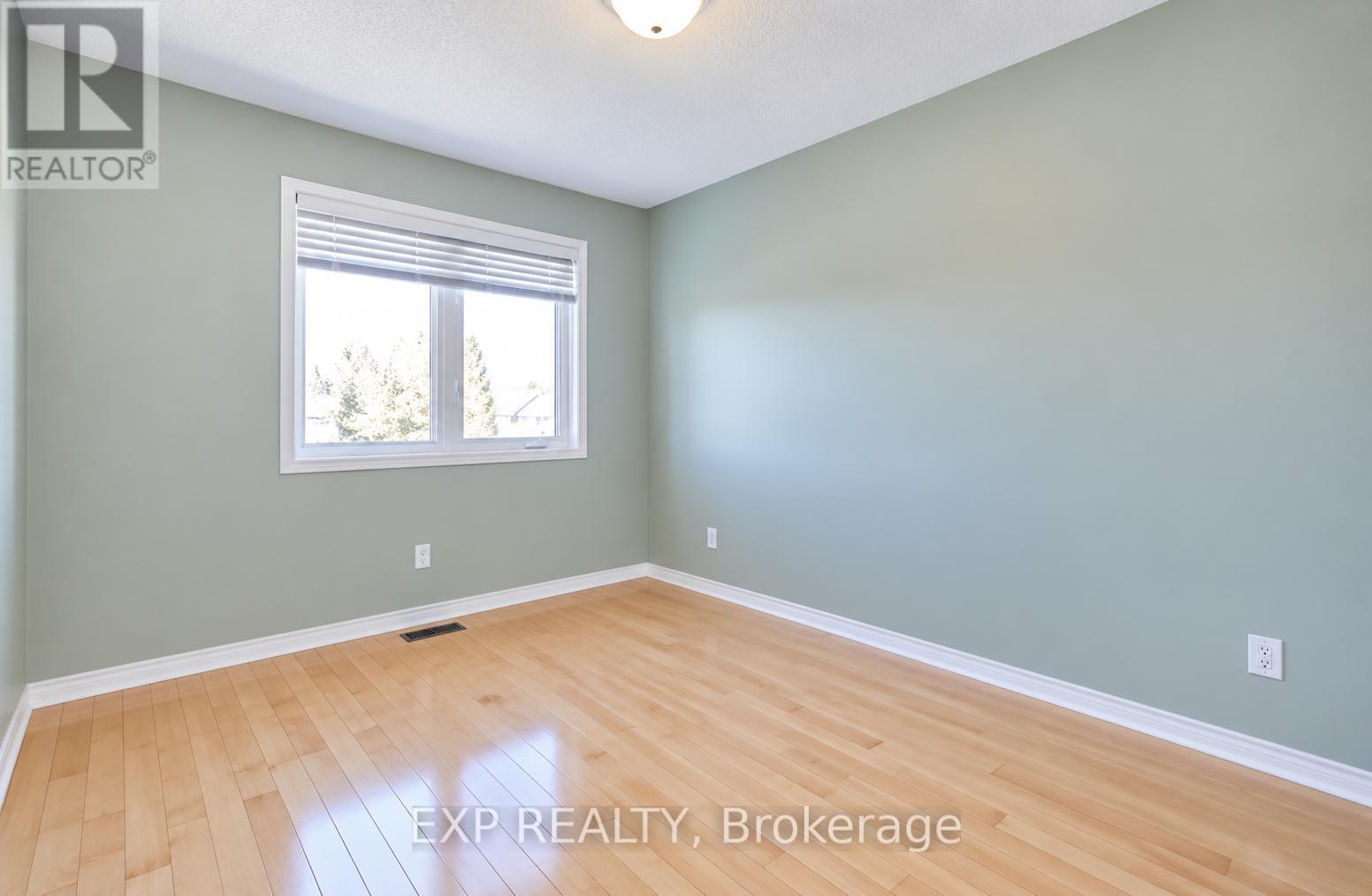 125 Dahlia Street East — photo 16