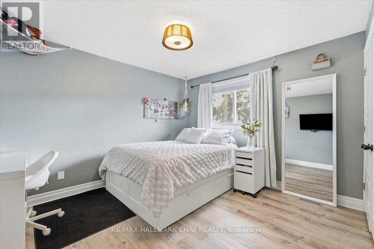 5 DRAPER COURT - 27