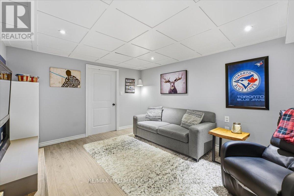 5 DRAPER COURT - 35