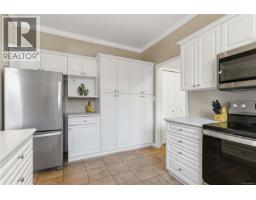 1101 Berkeley Pl, Saanich, BC V8X2G2 Photo 20