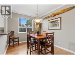 1101 Berkeley Pl, Saanich, BC V8X2G2 Photo 18