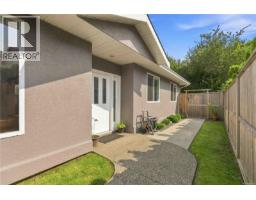 1101 Berkeley Pl, Saanich, BC V8X2G2 Photo 12