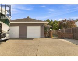 Entrance - 1101 Berkeley Pl, Saanich, BC V8X2G2 Photo 11