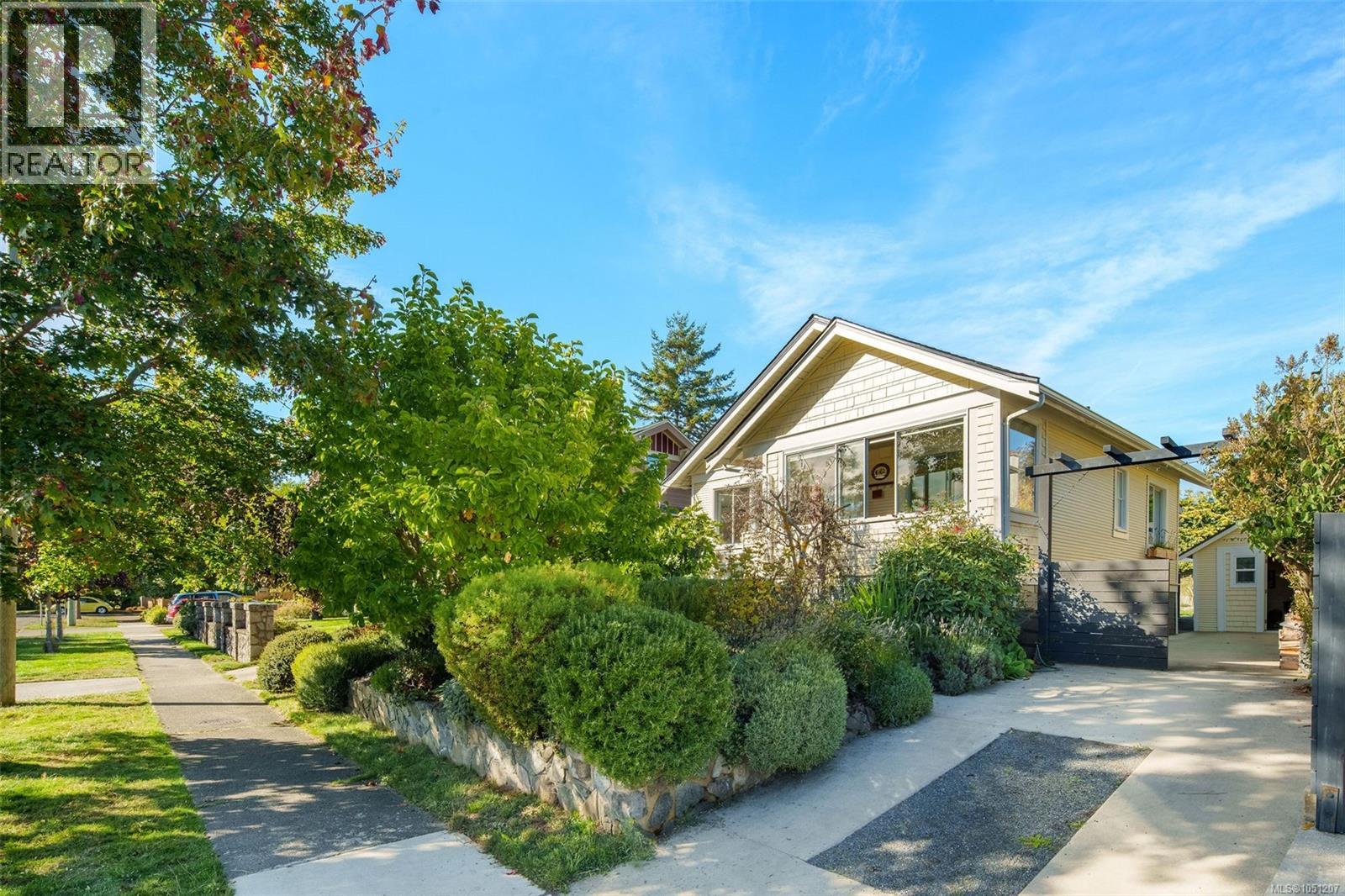  1618 Pinewood Avenue, Victoria