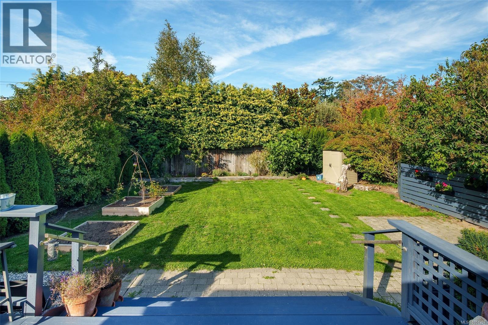 1618 Pinewood Avenue, Victoria