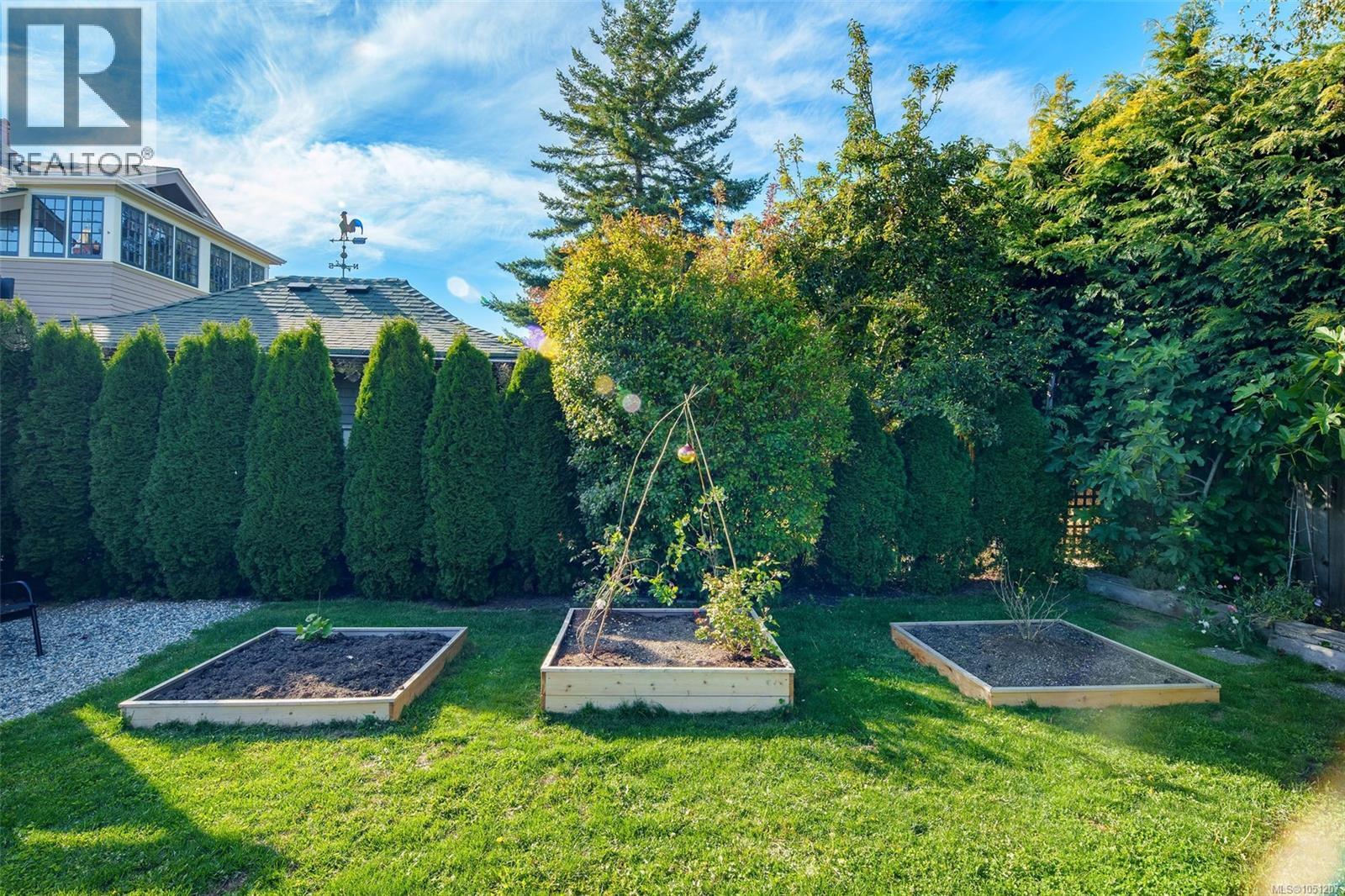  1618 Pinewood Avenue, Victoria