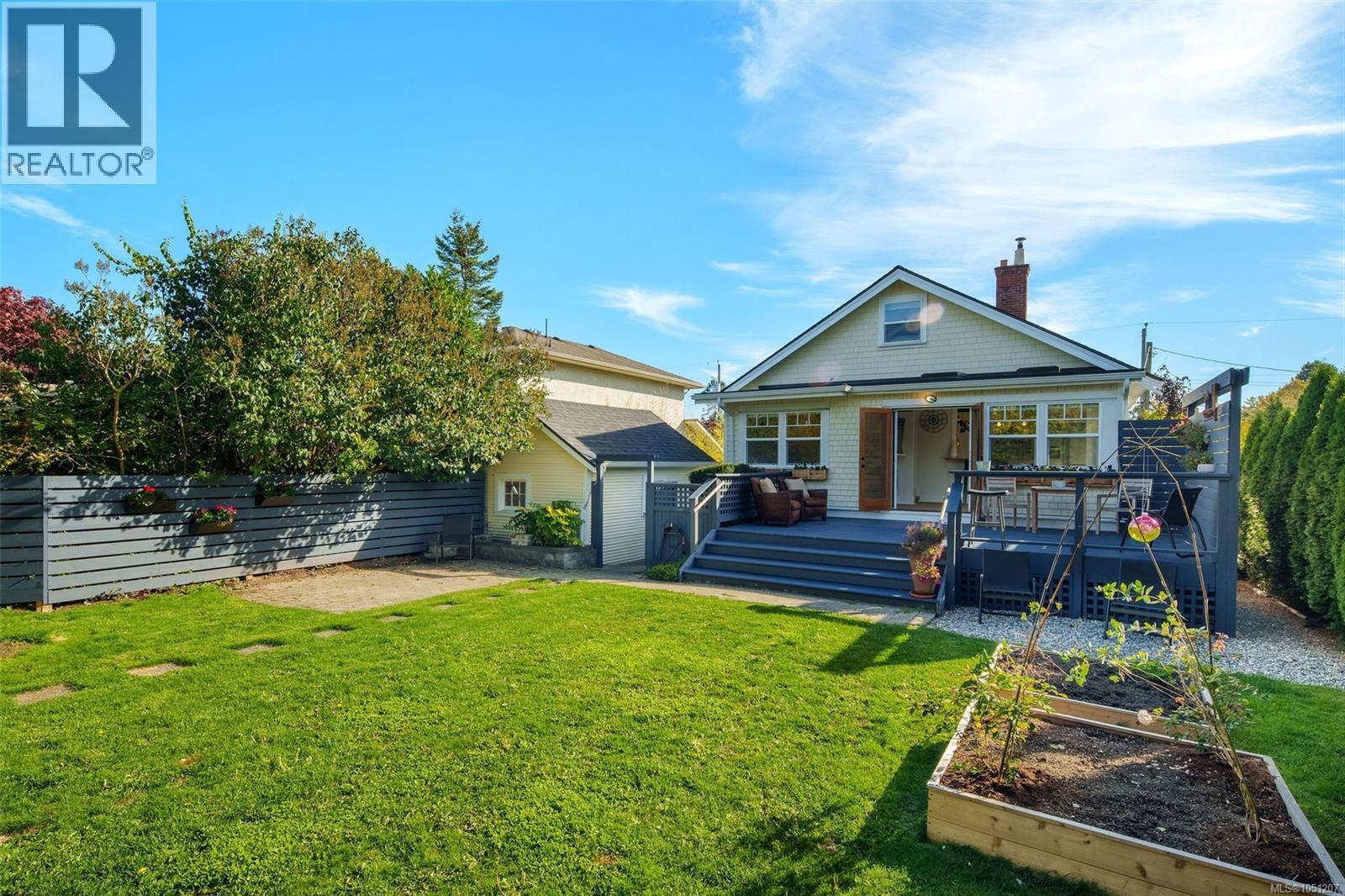  1618 Pinewood Avenue, Victoria