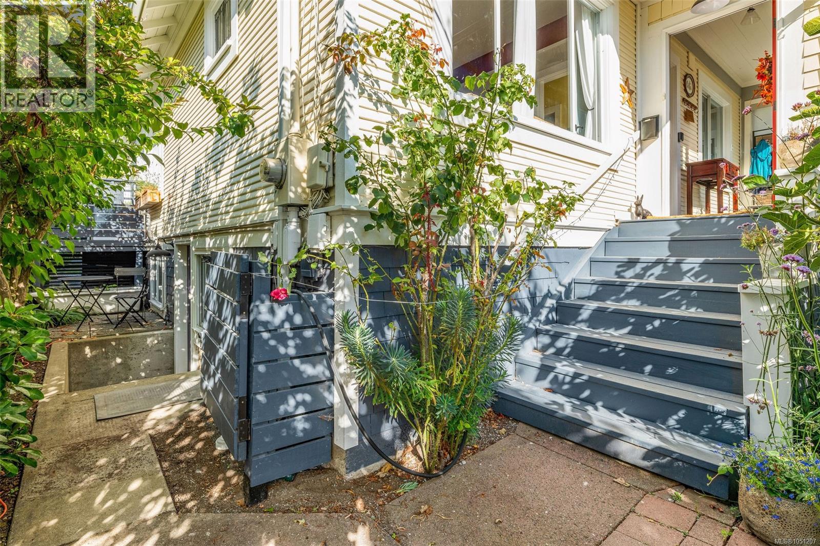  1618 Pinewood Avenue, Victoria