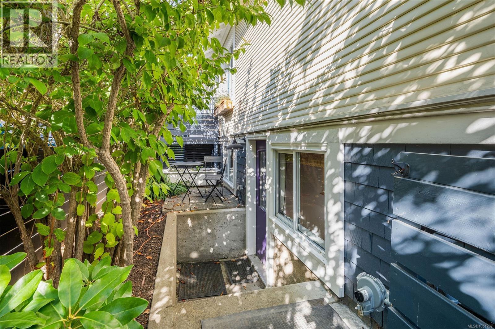  1618 Pinewood Avenue, Victoria