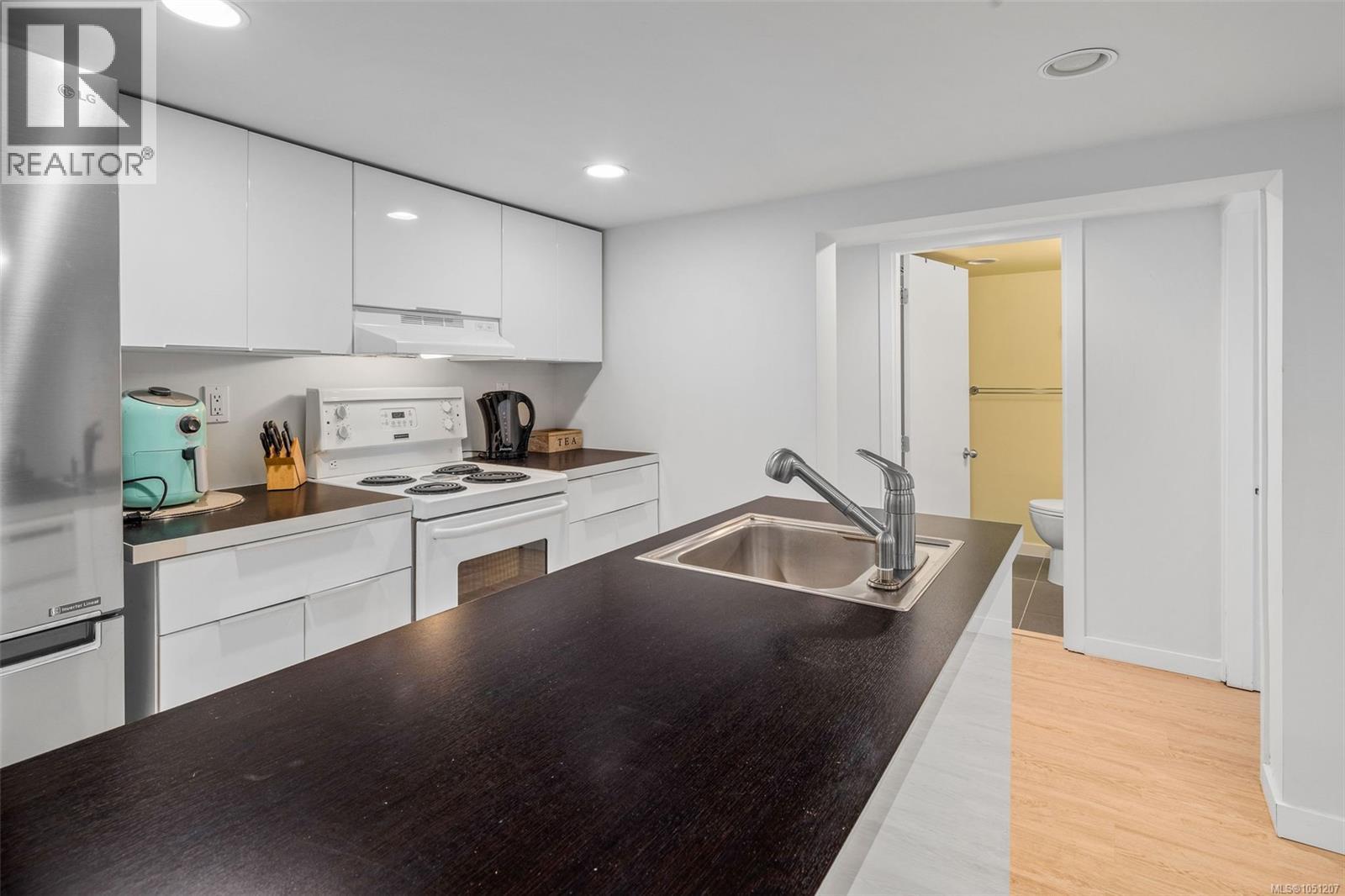  1618 Pinewood Avenue, Victoria