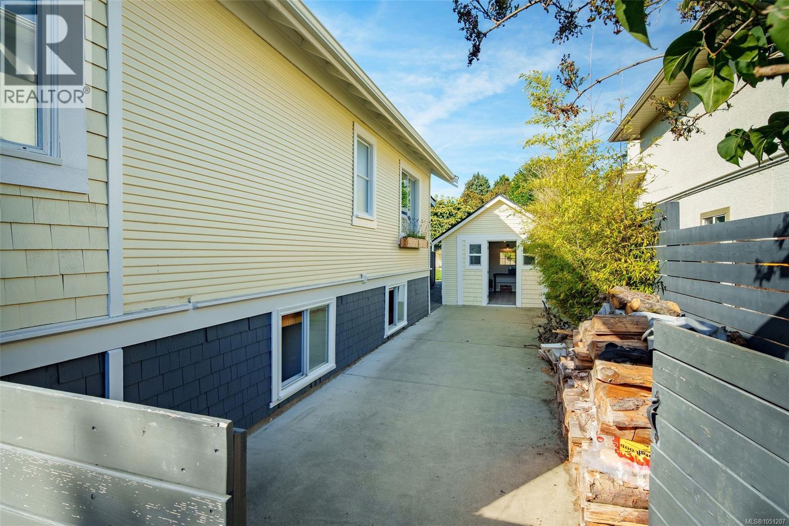  1618 Pinewood Avenue, Victoria