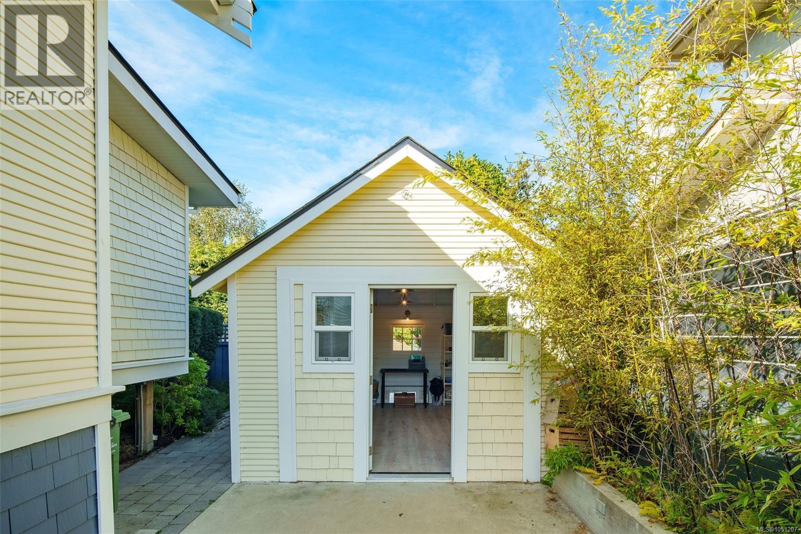  1618 Pinewood Avenue, Victoria