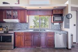 Kitchen - 1022 Liss Road, St Andrews, MB R1A3M5 Photo 7