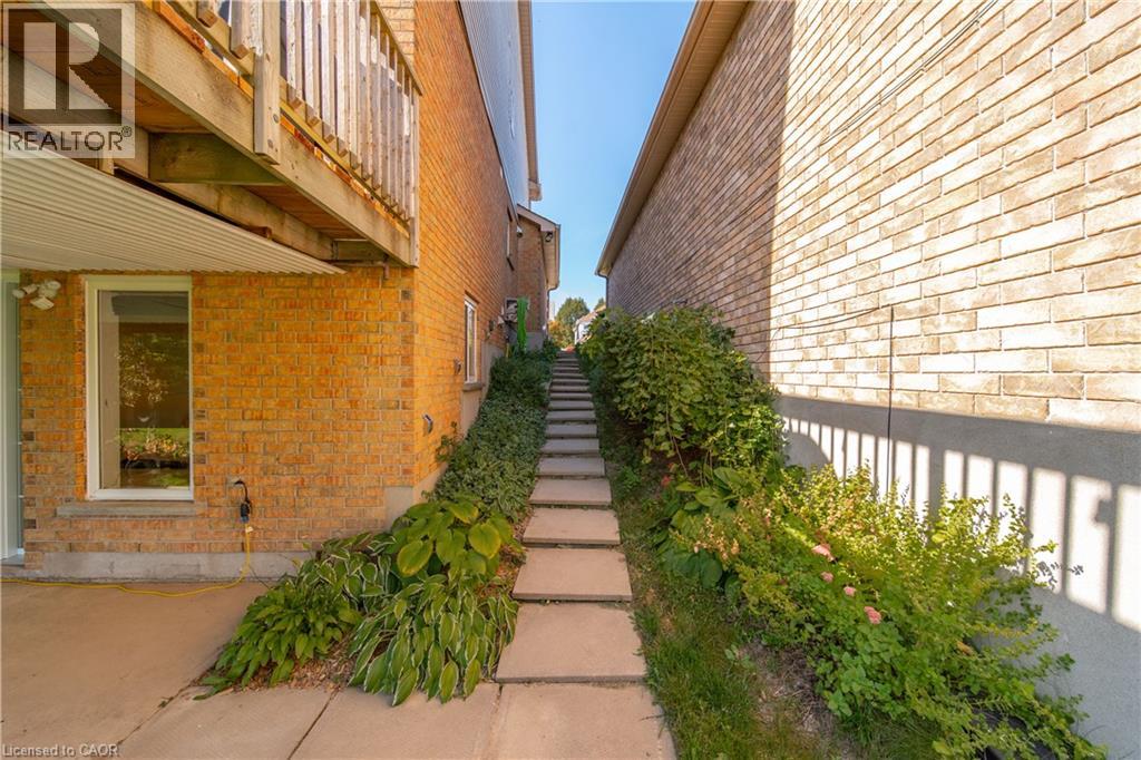 69 SOUTHCREEK Trail Unit# Lower — photo 3