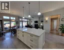 4pc Ensuite bath - 208 K-view Crescent, Keremeos, BC V0X1N2 Photo 9