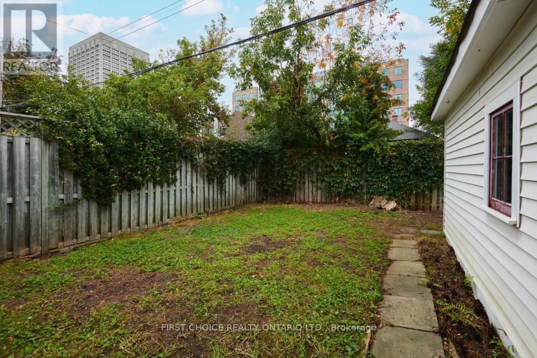 41 HURON AVENUE N - Image 32