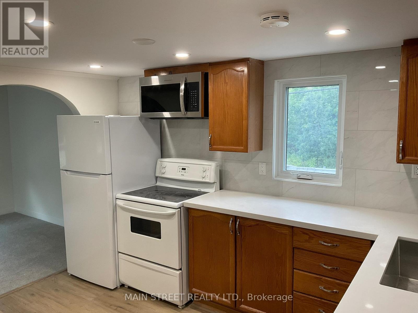 UPPER - 161 CHARLOTTE STREET, Newmarket (Gorham-College Manor) — photo 2