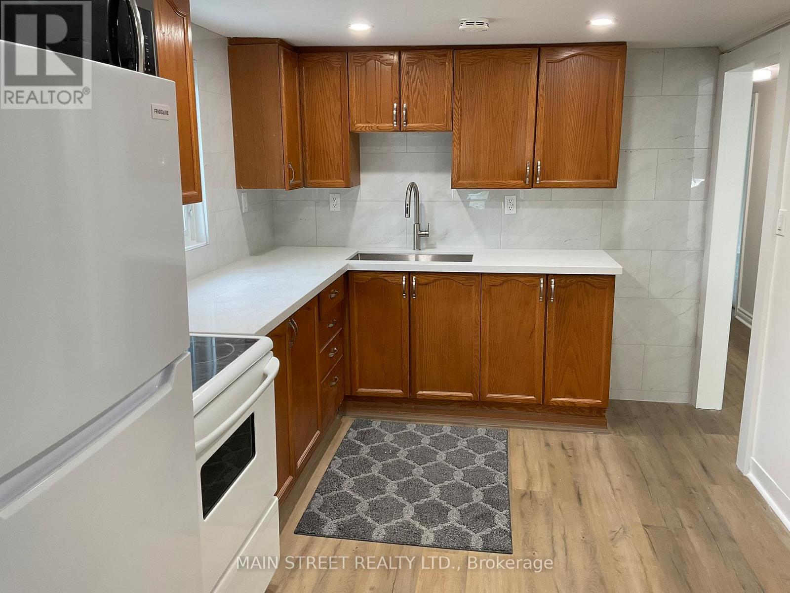 UPPER - 161 CHARLOTTE STREET, Newmarket (Gorham-College Manor) — photo 3