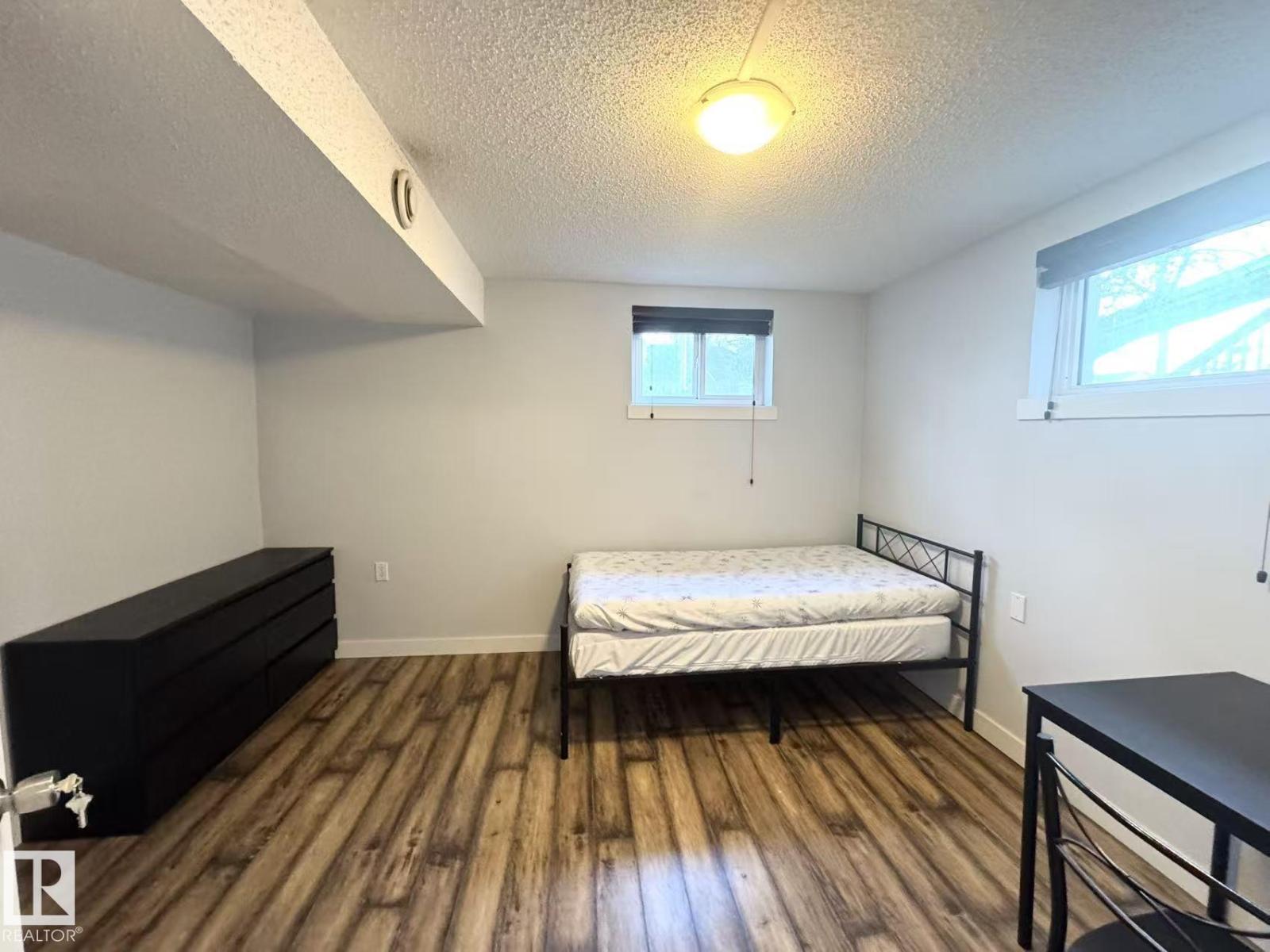 10840 74 AV NW - 22