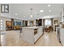 4pc Bathroom - 10411 Maplecreek Drive Se, Calgary, AB T2J1T9 Photo 9