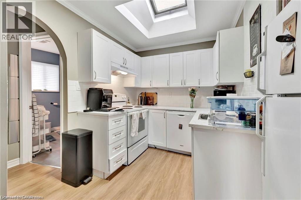 93 ROBERTSON Crescent, Kitchener — photo 4