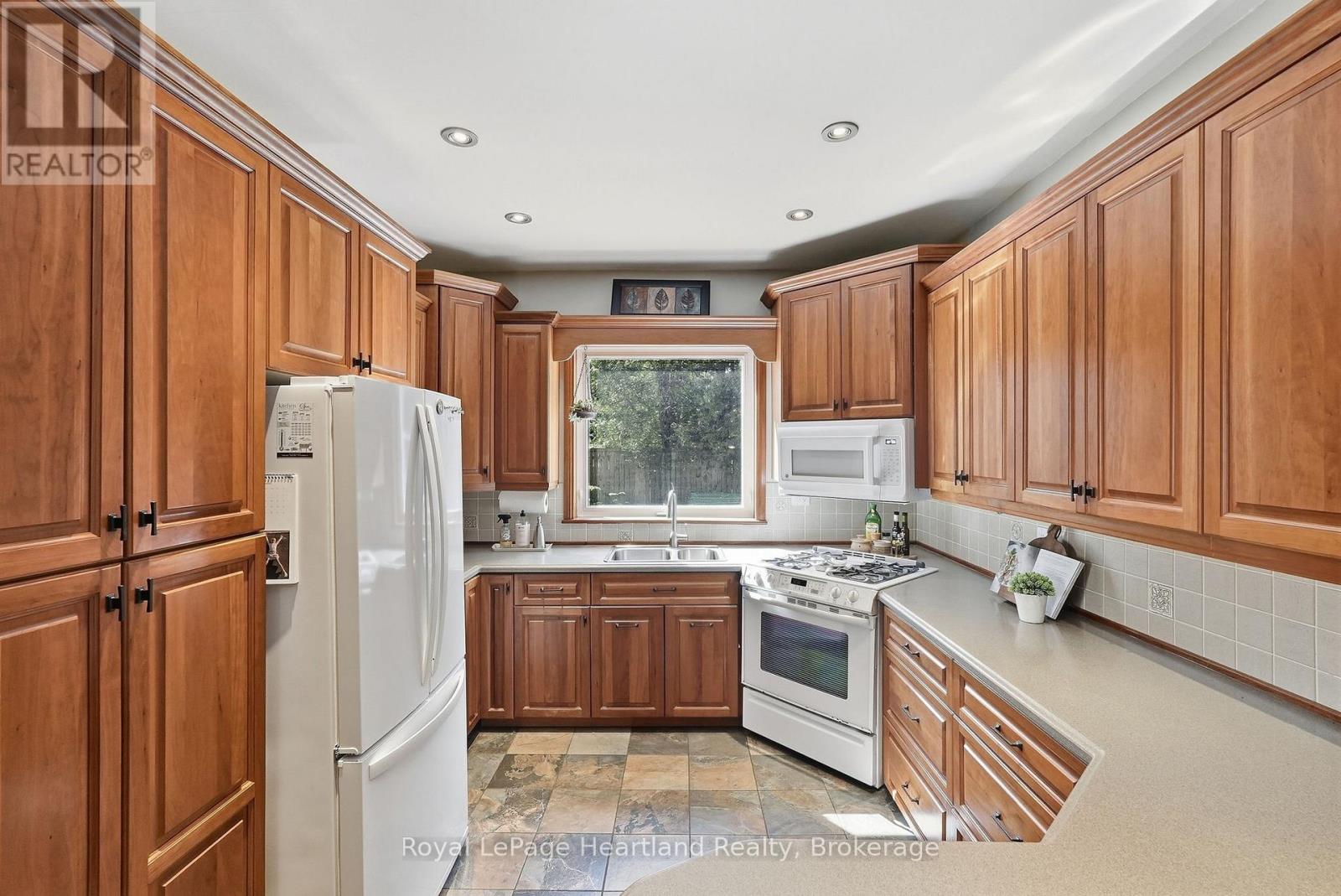 160 JOHN STREET E - Image 15