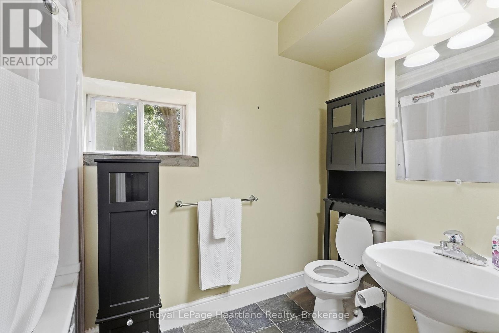 160 JOHN STREET E - Image 29