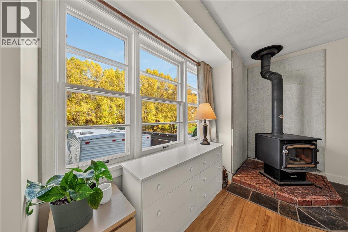 4895 Selkirk Avenue - 37