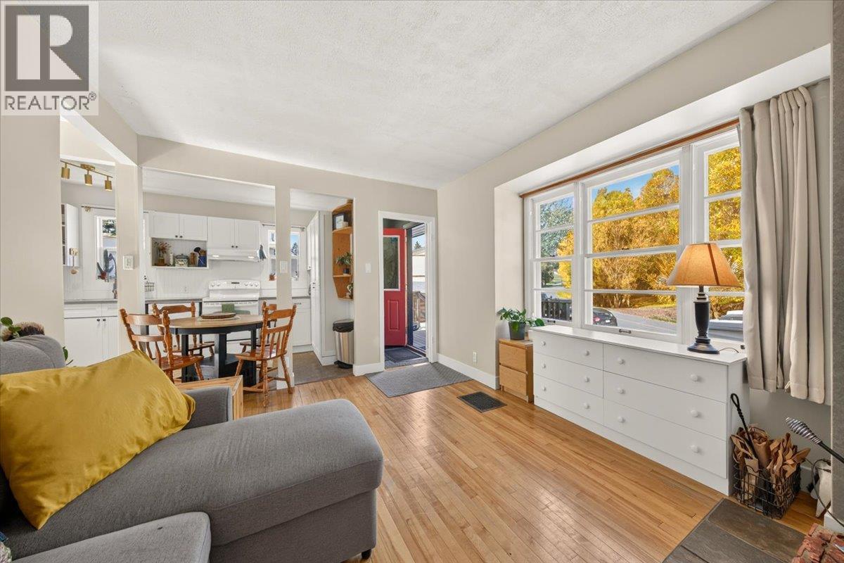 4895 Selkirk Avenue - 38
