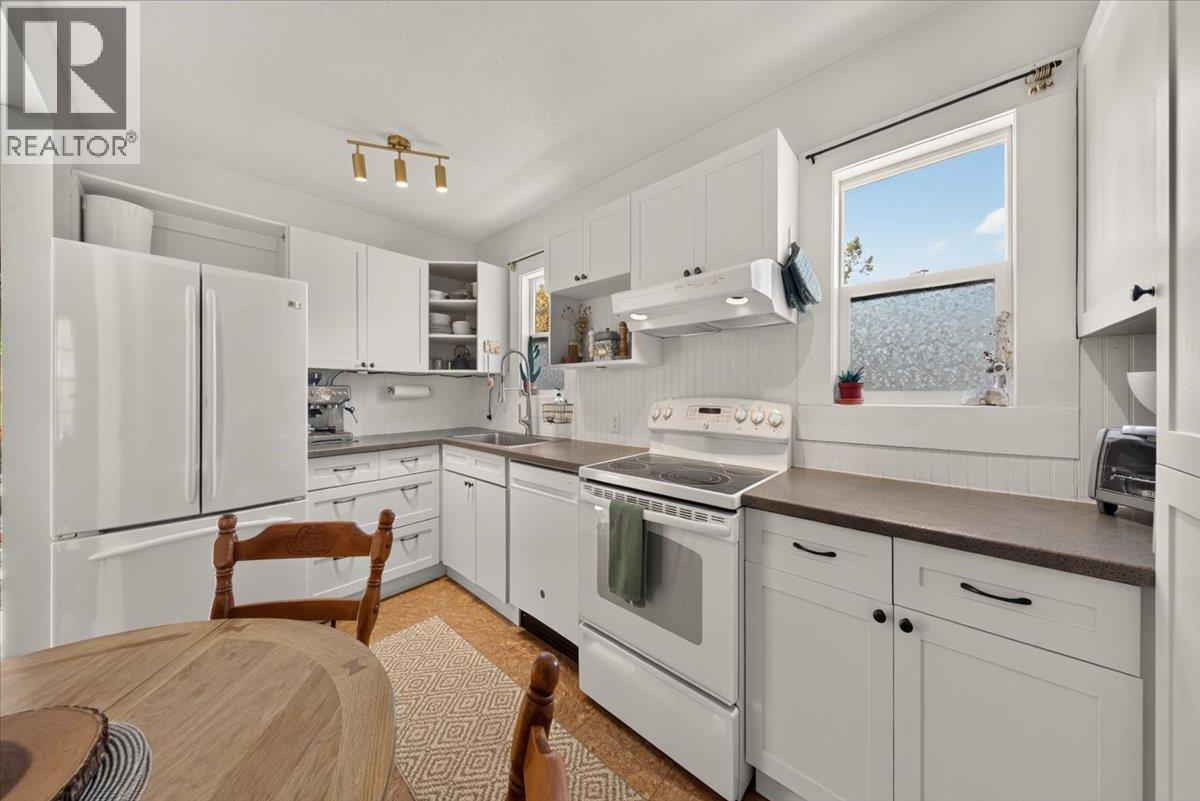4895 Selkirk Avenue - Image 40