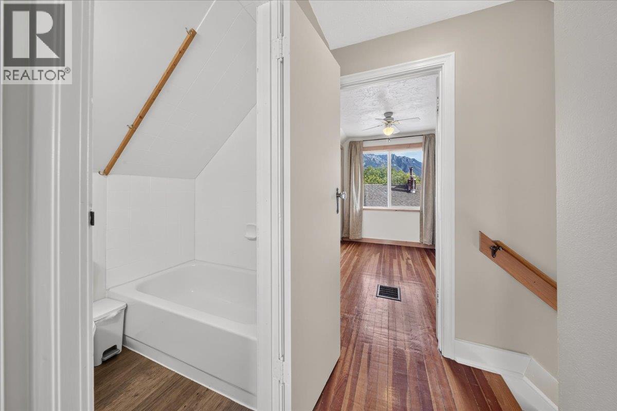 4895 Selkirk Avenue - Image 53