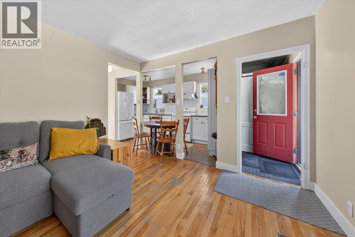 4895 Selkirk Avenue - 9