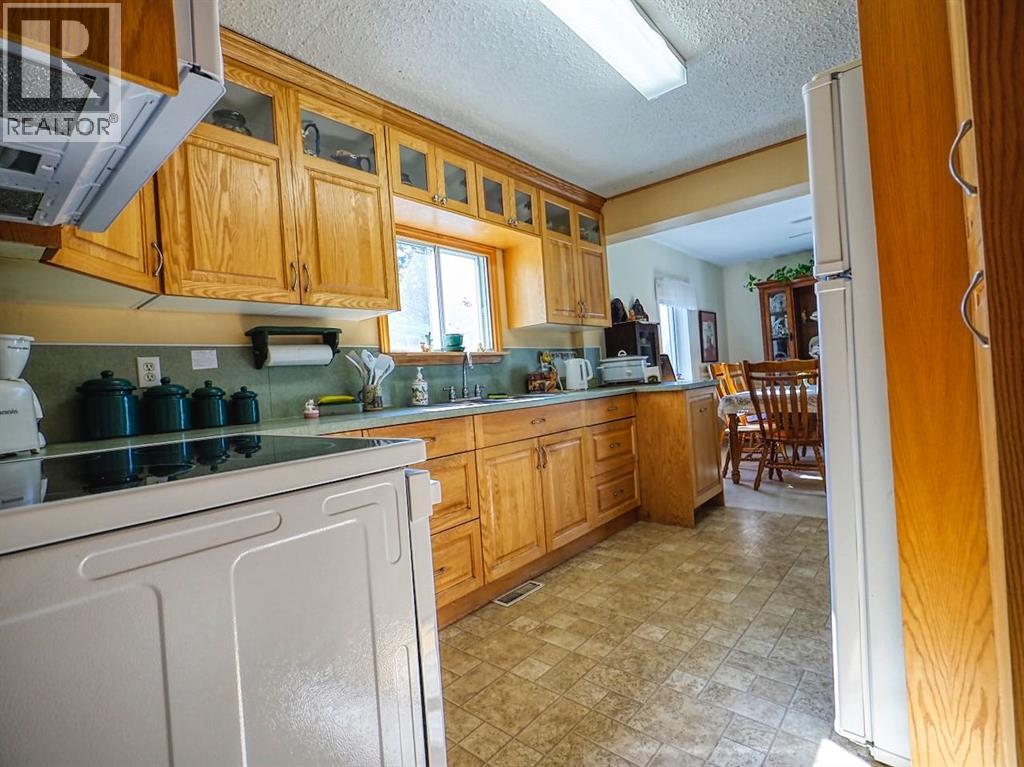 Listing photo – 416 11 Avenue N, Three Hills