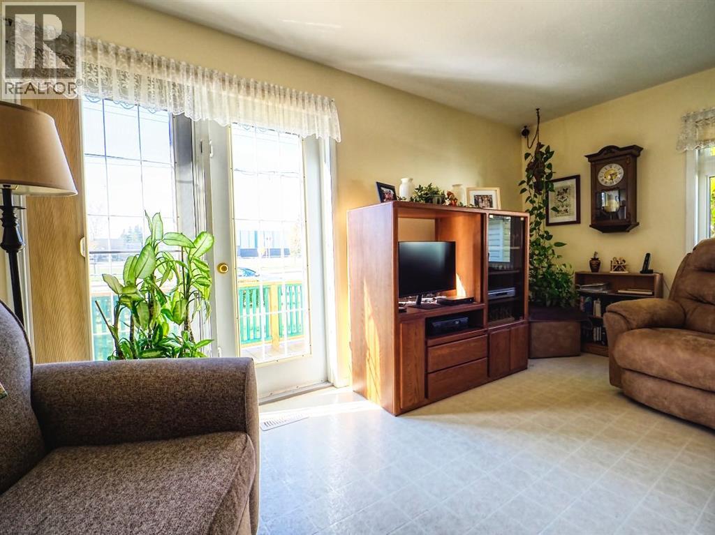 Listing photo – 416 11 Avenue N, Three Hills