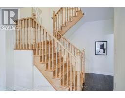 202 Vivant Street, Newmarket, ON L3X0K7 Photo 9