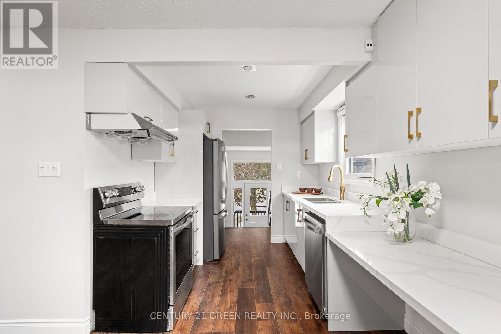 15 LADY STEWART BOULEVARD - 6