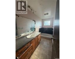 Family room - 318 25th Street E, Prince Albert, SK S6V1T1 Photo 8