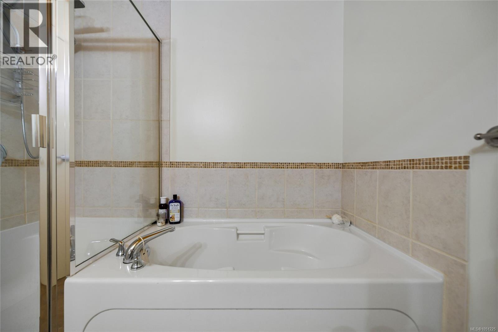 #405 829 Goldstream Ave - 25