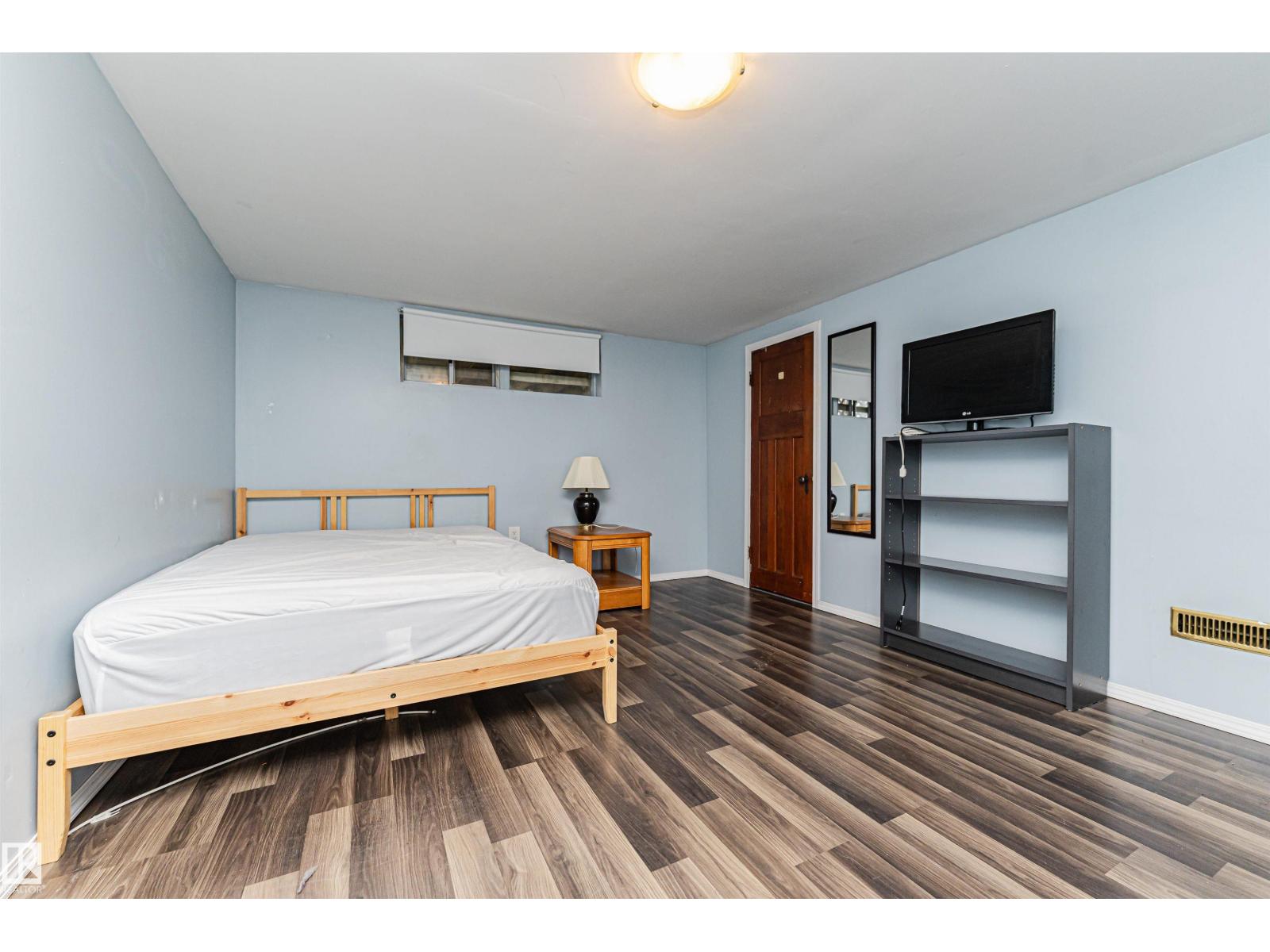 10918 84 AV NW - 32