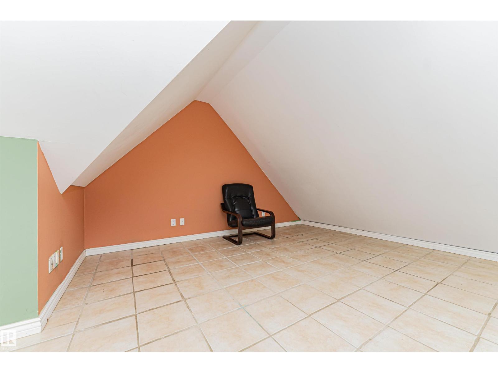 10918 84 AV NW - 25