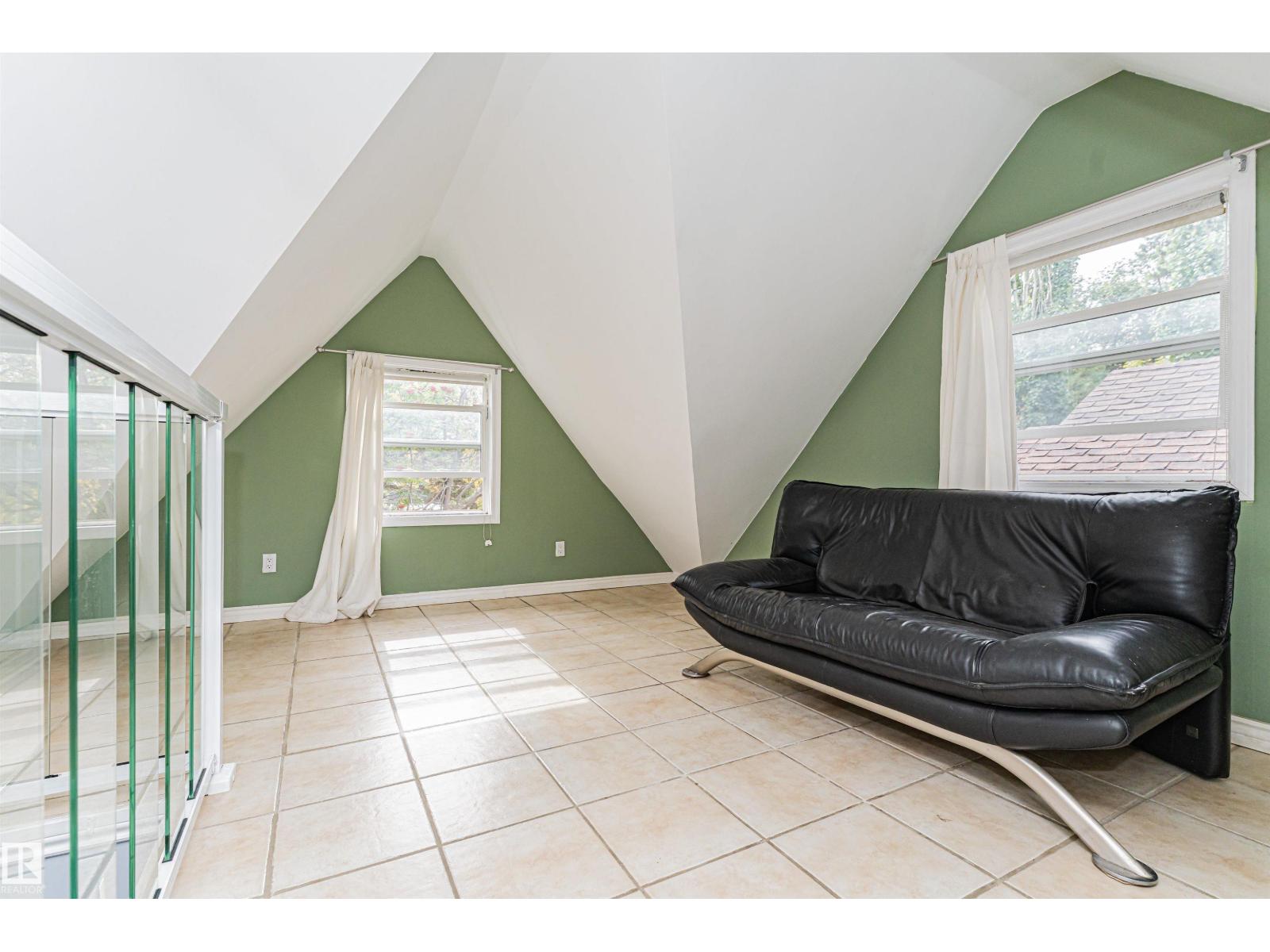10918 84 AV NW - 24