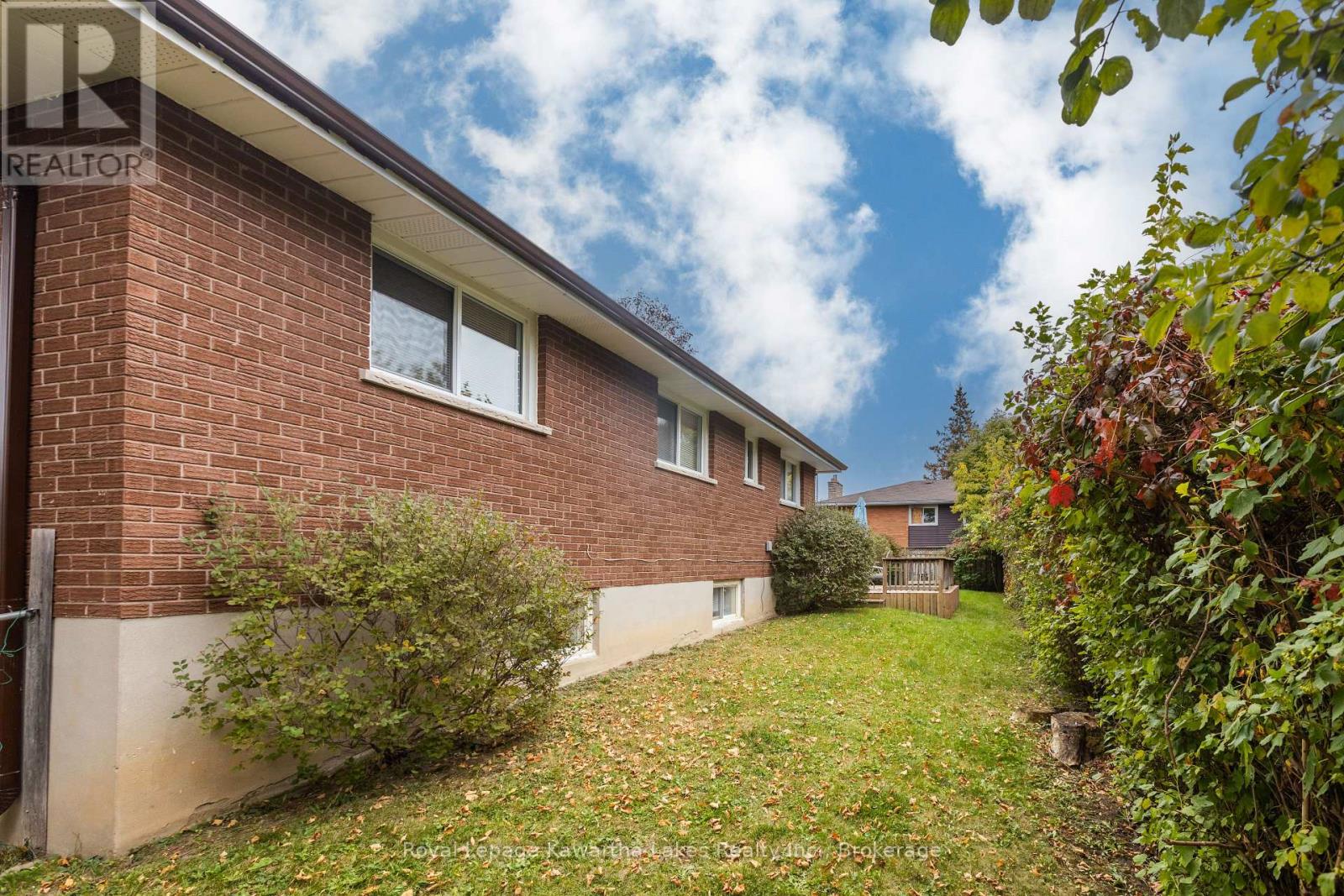 115 VICTORIA AVENUE N - 25