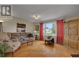 Kitchen - 11 Courtney Road, Ottawa, ON K2L1L9 Photo 11