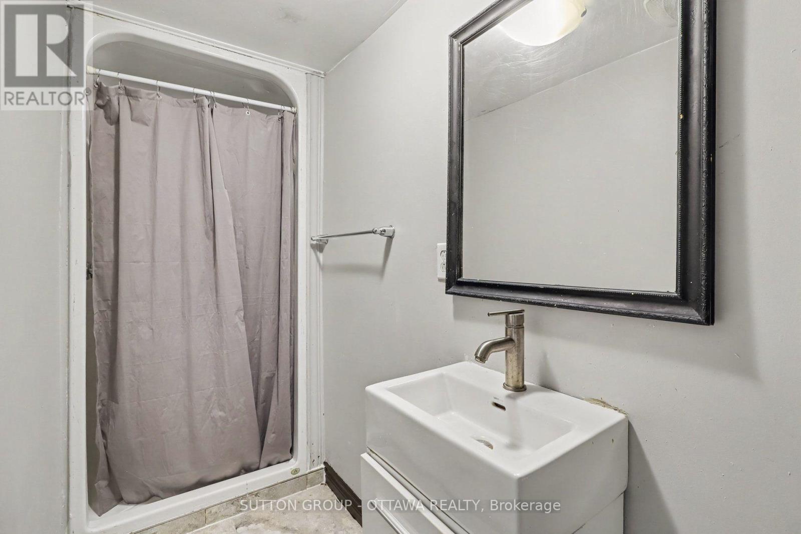 678 REJANE CRESCENT - 23