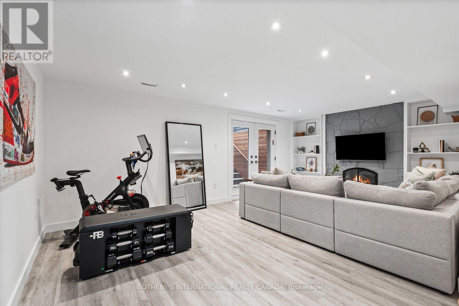 329 BROADWAY AVENUE - 40
